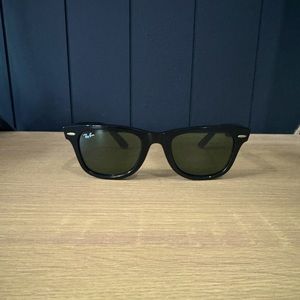 Ray-Ban Original Wayfarer Classic. Black with green lenses. Barely worn. Unisex